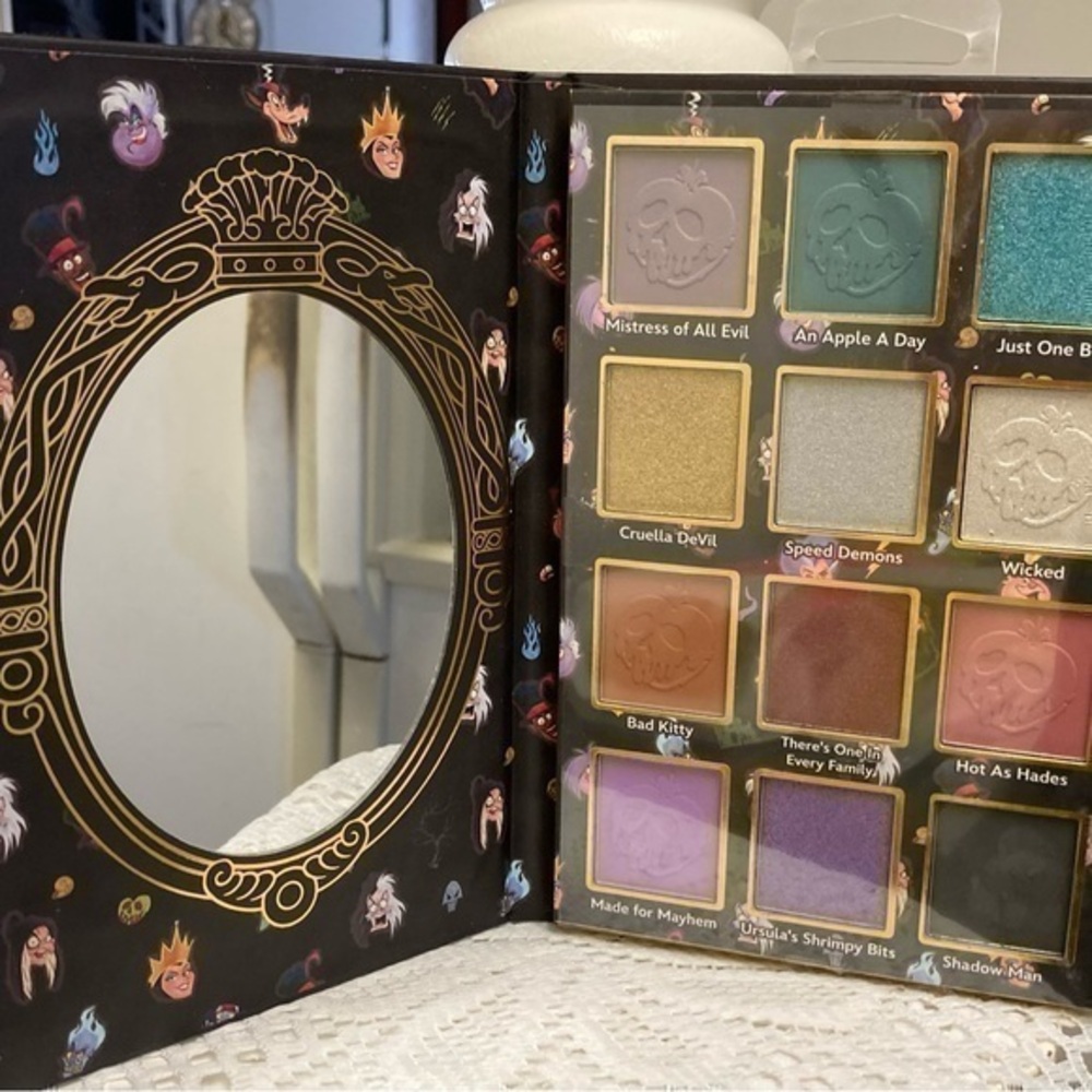 NWT Disney Villains Eyeshadow Palette